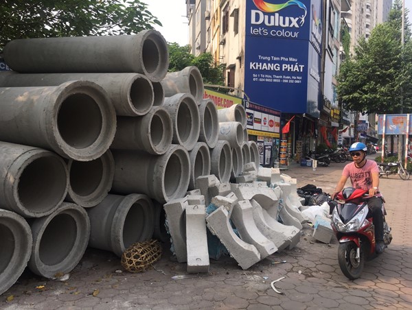 Ống cống thoát nước “bủa vây” vỉa hè đường Tố Hữu