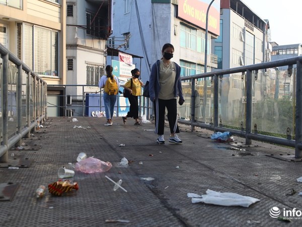 Hà Nội: Nhếch nhác rác thải “bủa vây” cầu bộ hành trên đường Hồ Tùng Mậu
