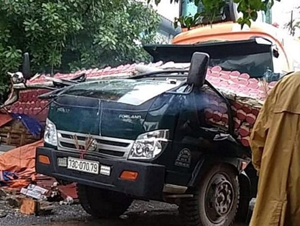 Quảng Bình: Cổng chào bê tông bị kéo đổ sập đè nát cabin xe tải