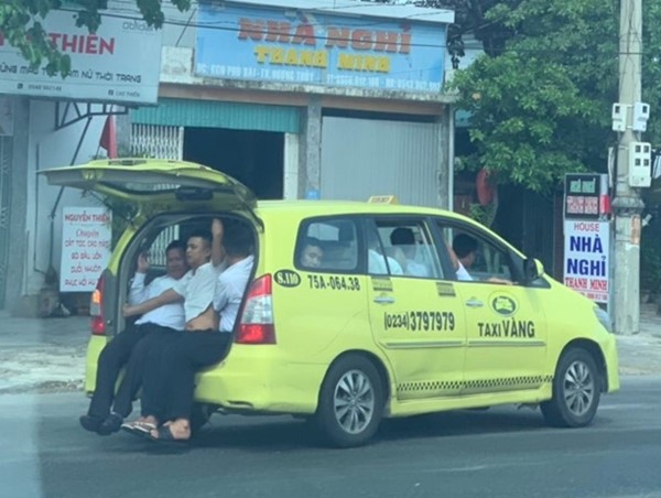 Tài xế taxi mở cốp sau nhồi 11 hành khách lên xe