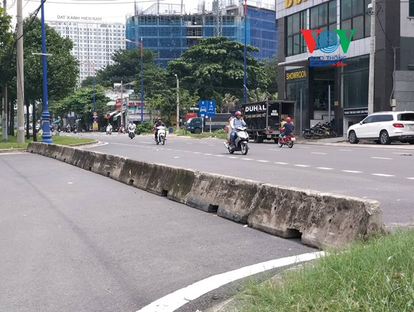 TP.HCM: Dải phân cách ‘gài bẫy’ người đi đường  