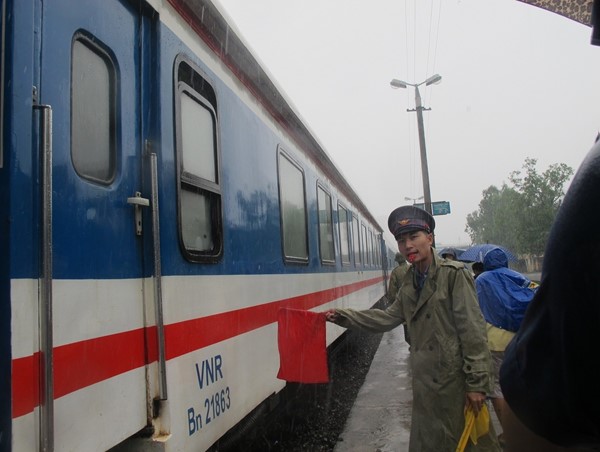 Nhọc nhằn nghề chuyên đu bám, dồn toa tàu hỏa