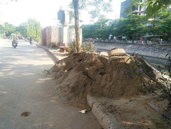 Ngõ 553, đường Giải Phóng (phường Giáp Bát): Vật liệu xây dựng “nuốt” vỉa hè