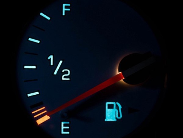 Chạy xe khi gần cạn xăng có tác hại cho ô tô như thế nào? 