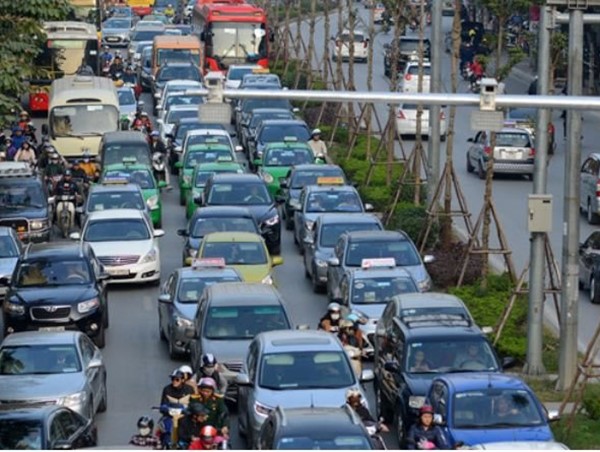 Taxi phù hiệu ngoại tỉnh cài ứng dụng gọi xe hoạt động “chui” tại Hà Nội