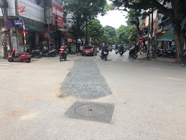 Phố Lương Định Của: Mặt đường nham nhở, nguy cơ tai nạn giao thông