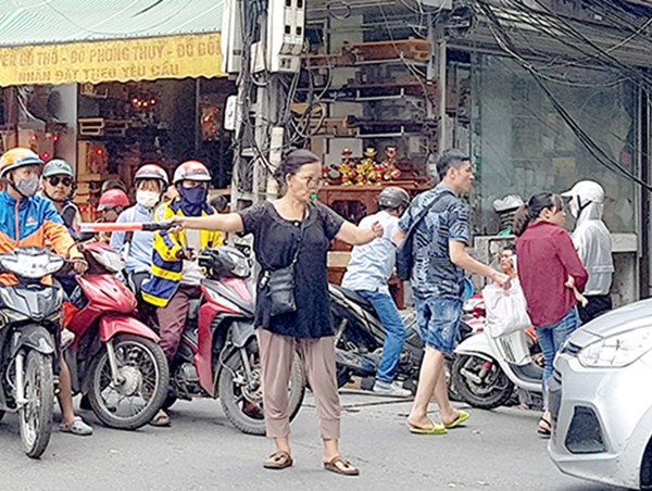 “Nữ tình nguyện viên U60” giải tỏa nỗi lo ùn tắc