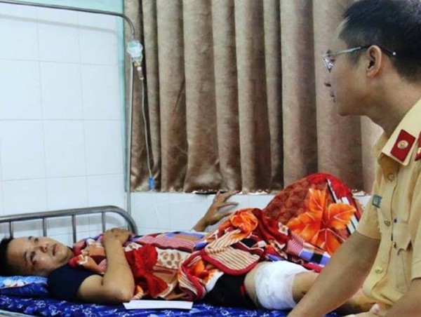 Quái xế đầu trần lao thẳng xe vào Cảnh sát giao thông