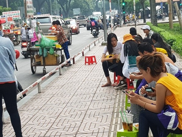 TP.HCM nhức đầu với 2 điểm “nóng” lấn chiếm vỉa hè, lòng đường