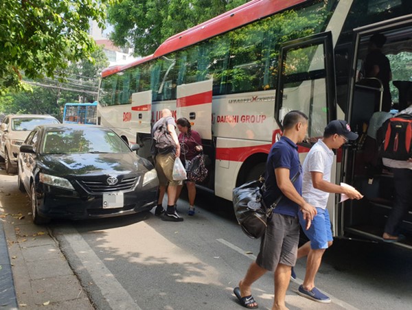Hà Nội - xe khách trá hình lập “bến cóc”: Treo biển “xe hợp đồng”vô tư đón khách trong phố