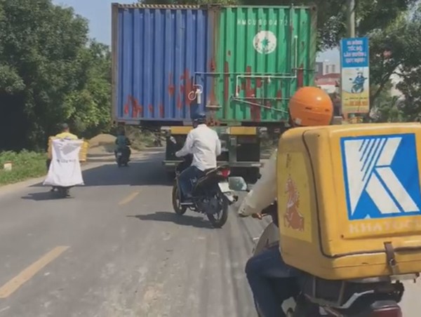 Bất an với xe “siêu trường” 