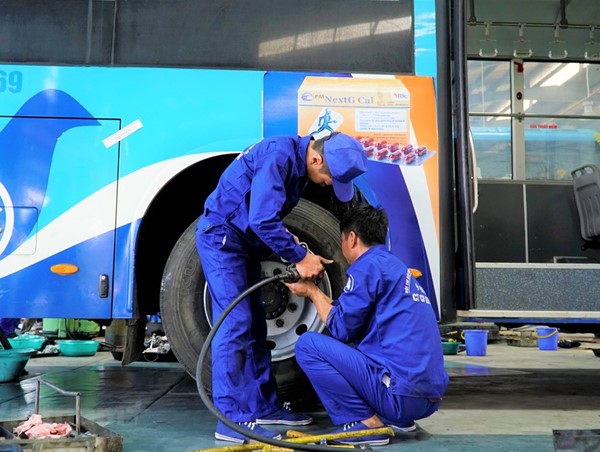 [Video] Gay cấn thi bảo dưỡng sửa chữa xe buýt như với xe đua F1