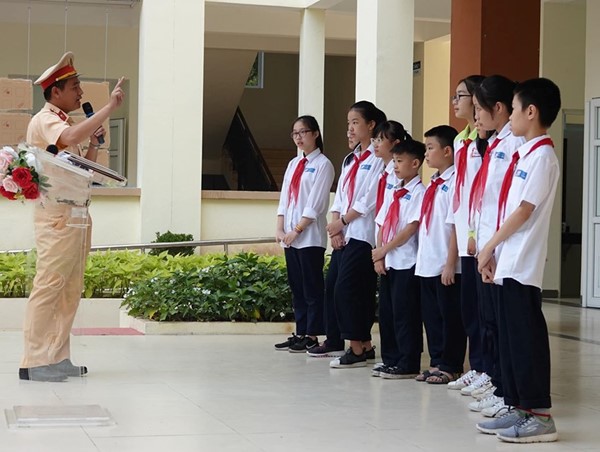 Hà Nội: Học sinh thích thú với giờ ngoại khoá tìm hiểu pháp luật an toàn giao thông