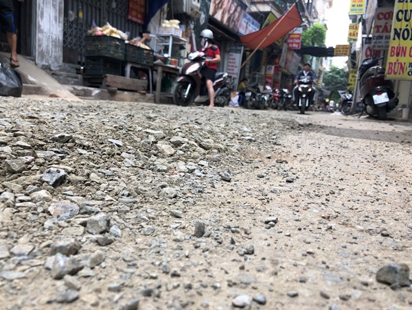 Phố Vũ Hữu: Đường bị đào xới nham nhở rồi... để đấy