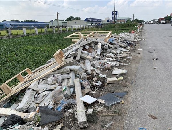 Dải phân cách trên quốc lộ 5 thành nơi chứa rác