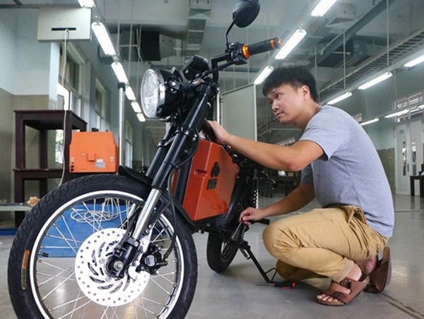 Chàng thạc sĩ chế tạo xe điện công suất ngang xe máy