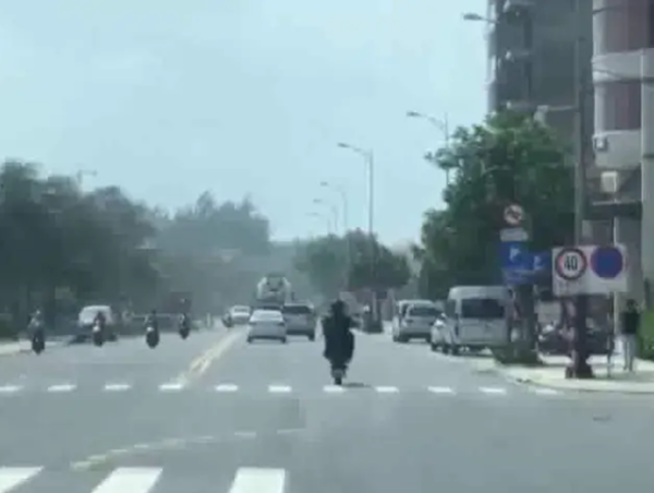 Xe mô tô “làm xiếc” trên đường tại Đà Nẵng