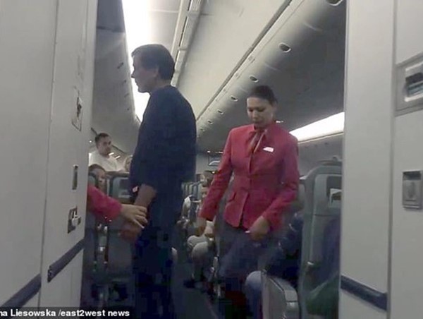 Khách say rượu cố gắng nhảy khỏi máy bay từ độ cao 12.000 m