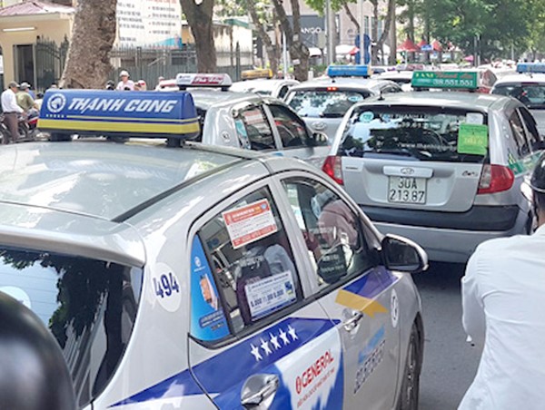Bộ GTVT: Xe taxi không buộc phải gắn hộp đèn