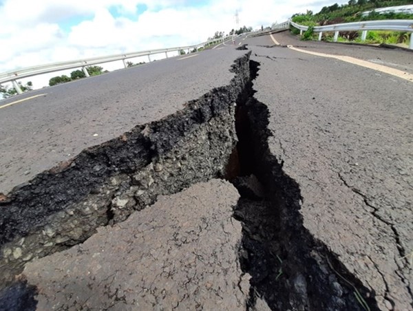 Vì sao đường tránh Chư Sê hư hỏng sau 3 tháng nghiệm thu?