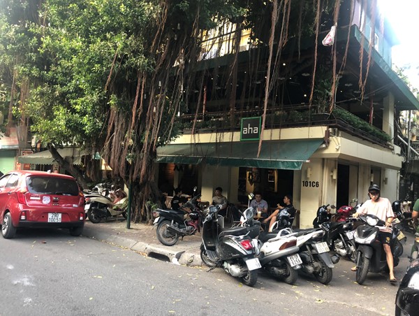 Quận Ba Đình: Cà phê Aha ung dung “cát cứ” vỉa hè