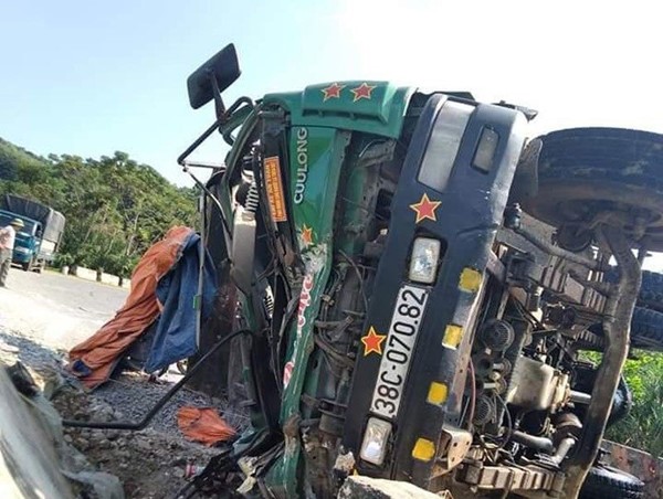 Lật xe tải chở đá dăm, tài xế chết thảm trong cabin