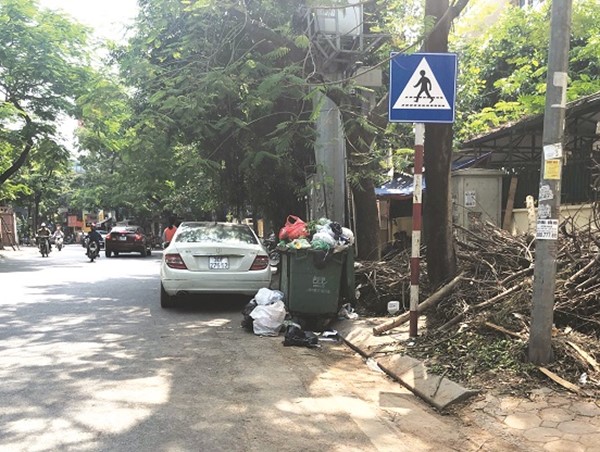 Vỉa hè phố Giang Văn Minh thành nơi tập kết rác