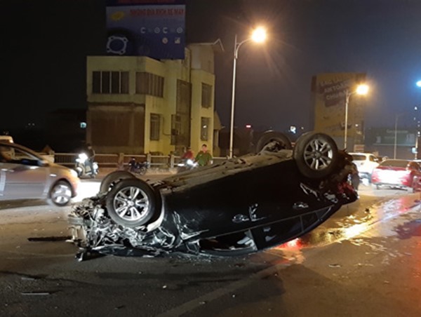 Tai nạn liên hoàn giữa 3 ô tô trên cầu Vĩnh Tuy