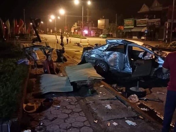 Xe 4 chỗ biến dạng sau va chạm với xe khách, 3 người tử vong