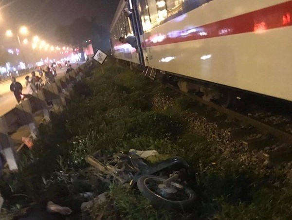 Nam thanh niên bị tàu hỏa tông khi vượt ẩu qua đường sắt ở Hà Nội