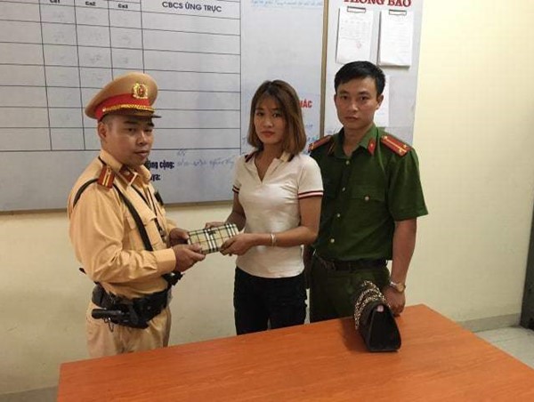 CSGT trả hơn 10 triệu đồng cho cô gái đánh rơi khi đi chăm bệnh nhân