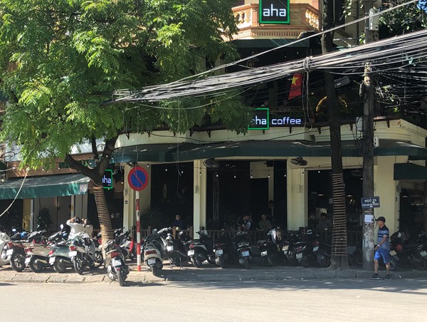 Cà phê Aha “cát cứ” vỉa hè: Chính quyền làm ngơ đến bao giờ?