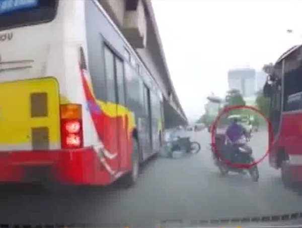 Suýt mất mạng vì tránh xe chạy ngược chiều