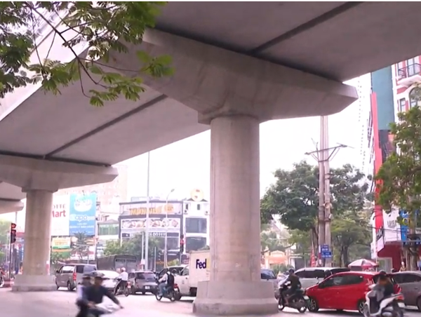 Giao thông lộn xộn tại các ngã tư có trụ cột đường sắt trên cao