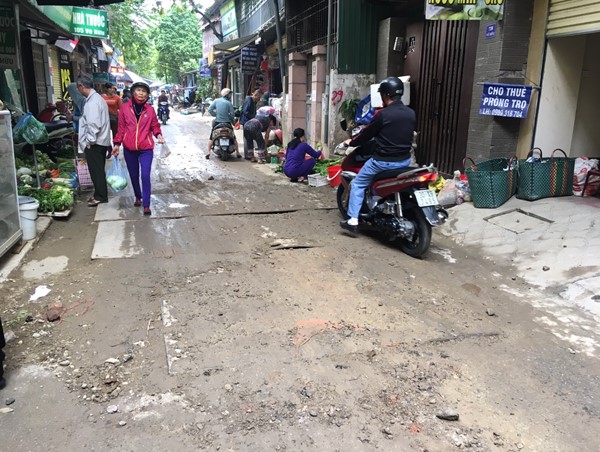 Phố Vũ Hữu còn nham nhở trong ít nhất 2 tuần nữa