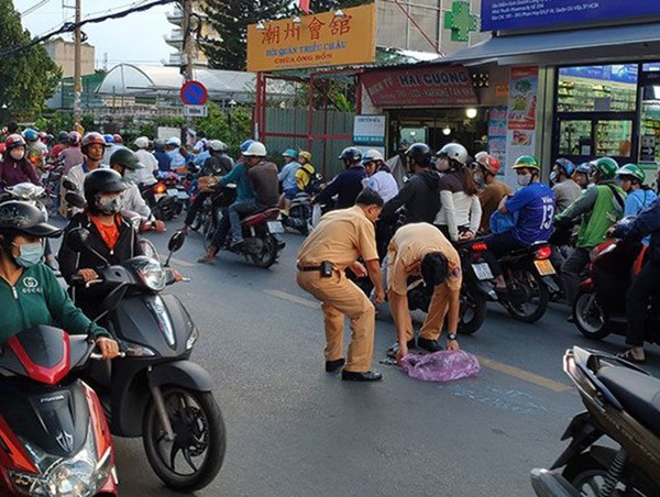 Va chạm với xe tải, nam thanh niên tử vong trên đường nhập viện