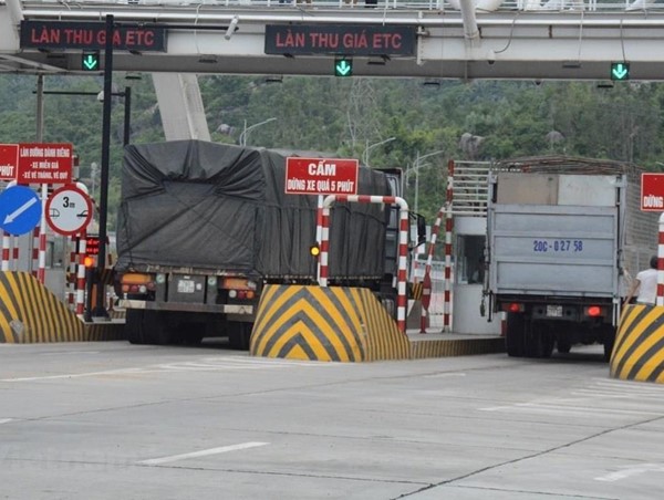 Sẽ xử phạt các xe không dán thẻ cố tình đi vào làn thu phí không dừng