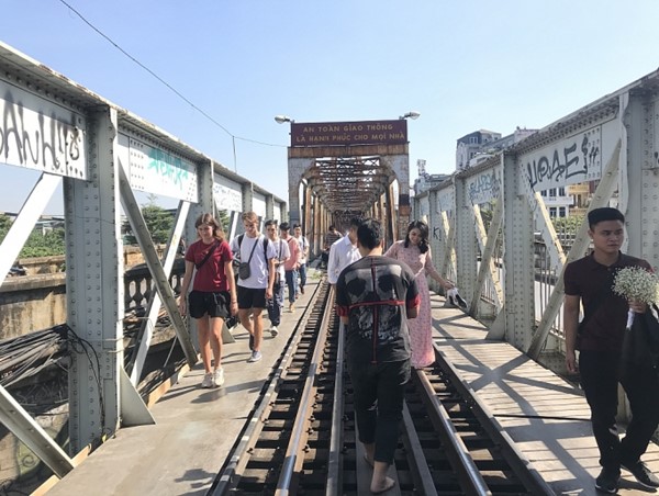 Giới trẻ, khách du lịch đua nhau ra cầu Long Biên chụp ảnh