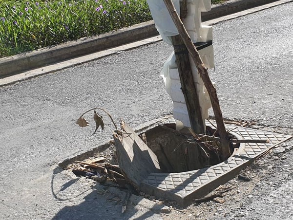 Cột gỗ, hố sâu mọc giữa đường gom Pháp Vân - Cầu Giẽ