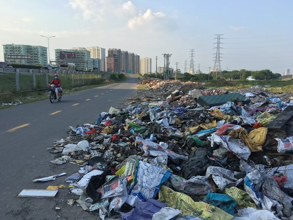 Đường gom cao tốc Pháp Vân - Cầu Giẽ: Hiểm hoạ rình rập, rác thải tràn lan