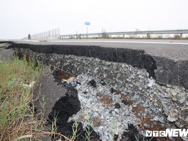 Đường dẫn lên cầu vượt cao tốc 34.500 tỷ sụt lún, nứt toác chỉ sau trận mưa