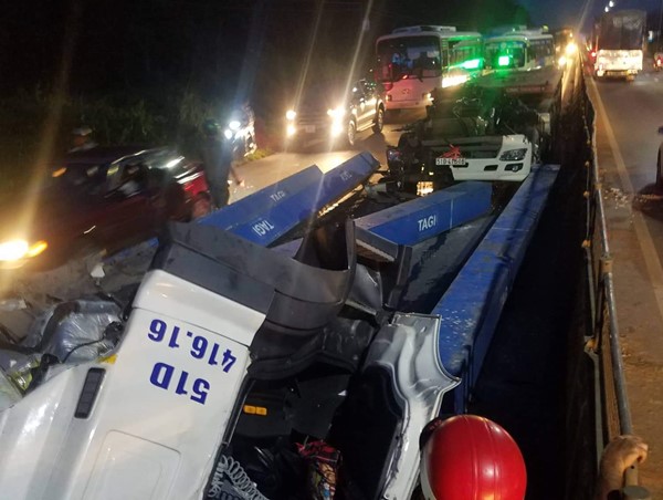 Thanh sắt nặng hàng tấn 'thổi bay' cabin xe đầu kéo, tài xế nguy kịch