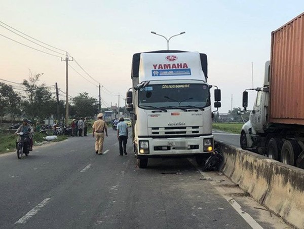 Va chạm với xe tải, 3 nữ sinh ở Quảng Nam bị thương nặng