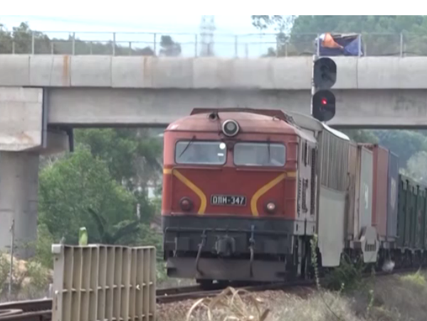 Cần nhiều biện pháp xóa bỏ lối đi tự mở qua đường sắt