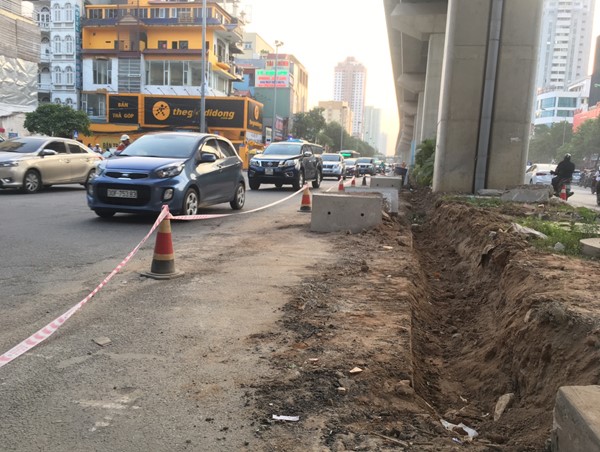 Tập kết vật tư trên đường Trần Phú gây cản trở giao thông