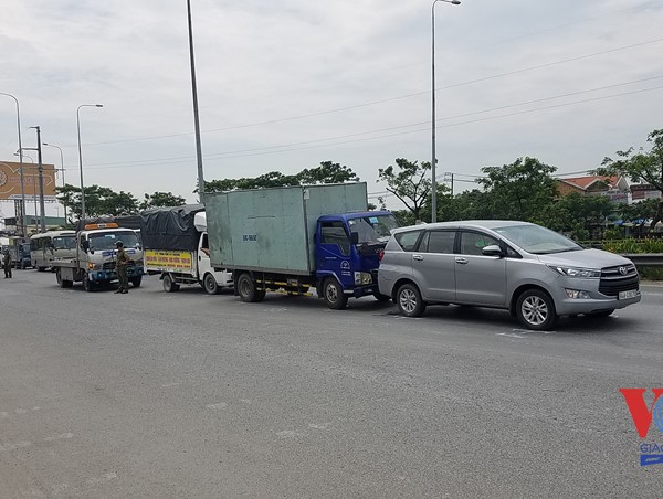Va chạm liên hoàn, cửa ngõ phía Tây ùn xe nhiều km 
