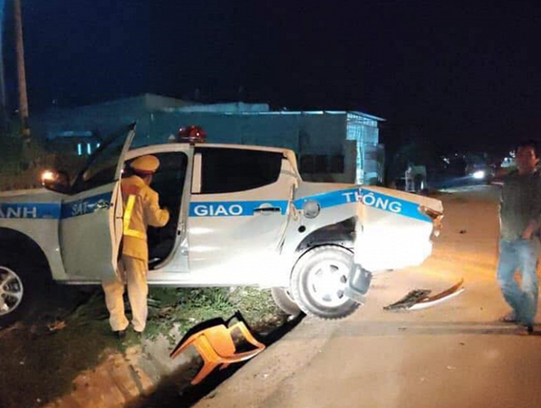 Xe CSGT Kon Tum bị tông lọt xuống mương thoát nước