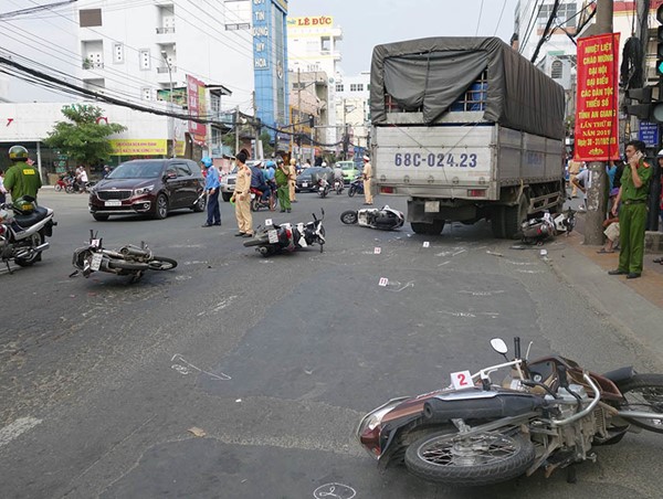 Xe tải tông hàng loạt xe máy dừng chờ đèn đỏ tại An Giang