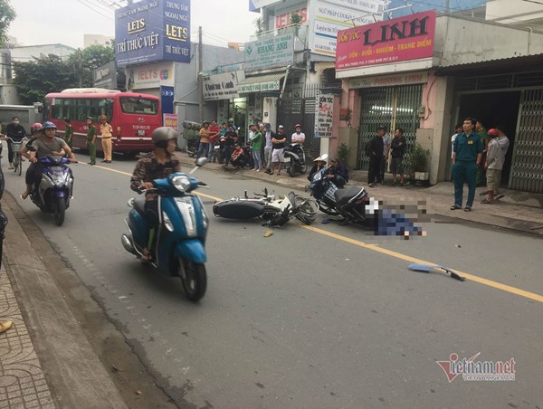 Xe ôm công nghệ đâm xe máy, khách nữ va đầu vào xe buýt thiệt mạng