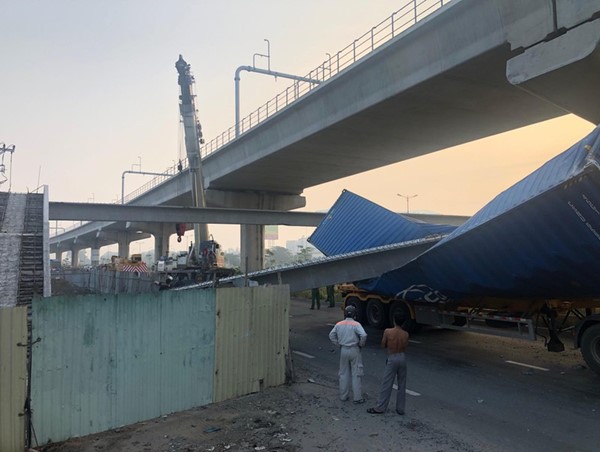 Dầm bê tông cầu bộ hành đè bẹp container tại Thủ Đức